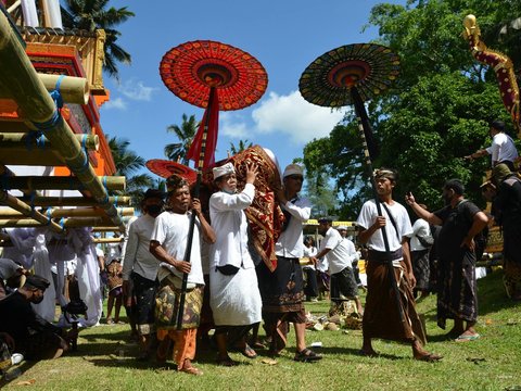 Pantun Bali Lucu yang Penuh Nasihat