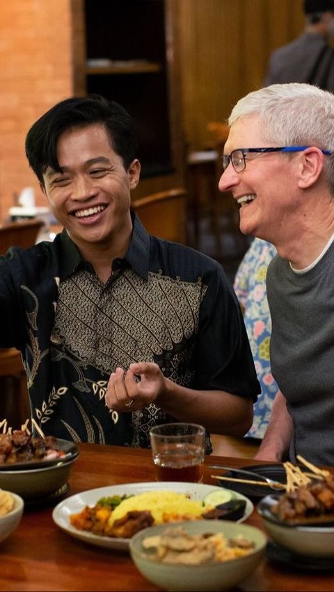 The Figure of a Young Man, Friend of Apple CEO Tim Cook, Enjoying Satay in Jakarta, His Face Appears on 18.5 Million X Account's Timeline.