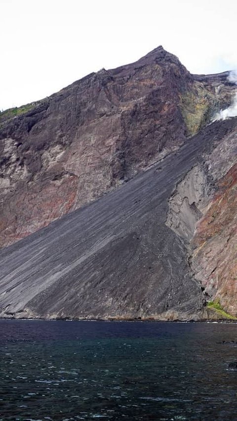 Meletus Setiap 20 Menit Sekali, Intip Fakta Menarik Gunung Api Laut Batutara di NTT<br>