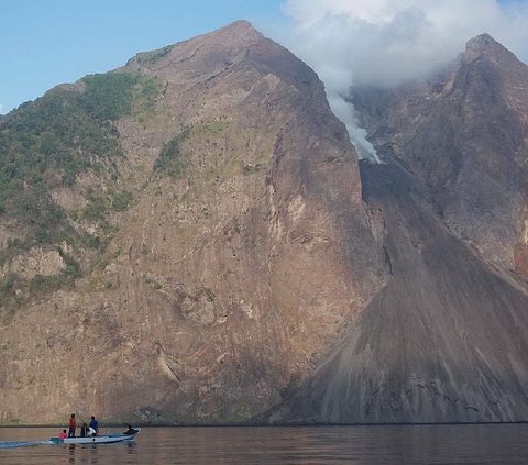 Meletus Setiap 20 Menit Sekali, Intip Fakta Menarik Gunung Api Laut Batutara di NTT