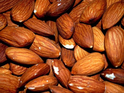 Risiko Konsumsi Kacang Almond