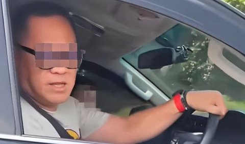 Mobil itu ditemukan polisi ketika mencari barang bukti. Polisi mengecek Tanda Nomor Kendaraan Bermotor Indonesia dan terungkap mobil itu yang digunakan pelaku.