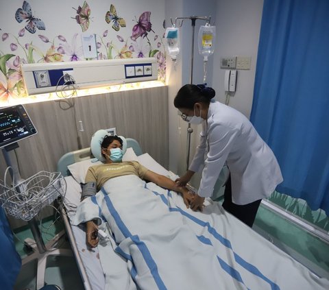 Perawat memeriksa kondisi pasien para ruang perawatan di RSUD Taman Sari, Jakarta Barat, Kamis (17/4/2024). Kementerian Kesehatan mencatat, hingga per minggu ke-15 2024, terdapat 475 orang meninggal karena demam berdarah dengue (DBD). Merdeka.com/Arie Basuki<br>