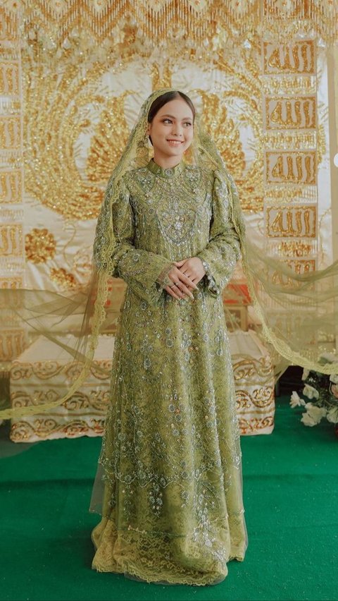 Prosesi pengajian pernikahan yang digelar keluarga Putri didominasi warna hijau dan emas. Hijau menjadi pilihan warna untuk seragam keluarga, sedangkan emas dipakai sebagai dekorasi lokasi digelarnya acara.