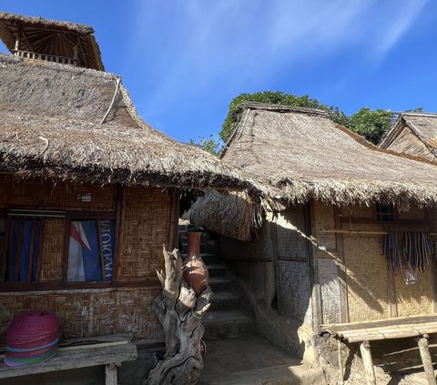 Mengunjungi Desa Sade di Pulau Lombok, Rumah Bagi Masyarakat Suku Sasak yang Setia Pertahankan Budaya Leluhur