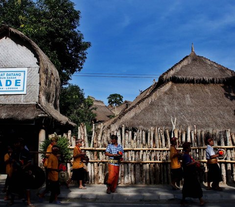 Mengunjungi Desa Sade di Pulau Lombok, Rumah Bagi Masyarakat Suku Sasak yang Setia Pertahankan Budaya Leluhur