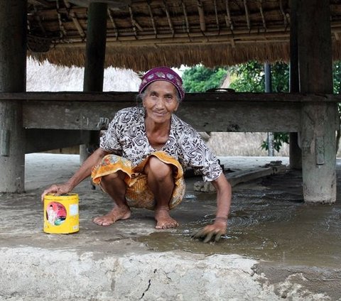 Mengunjungi Desa Sade di Pulau Lombok, Rumah Bagi Masyarakat Suku Sasak yang Setia Pertahankan Budaya Leluhur