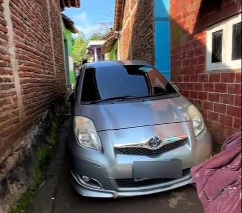 Intention to Avoid Traffic Jams, This Car Searches for Shortcut Using Google Maps but Gets Stuck in Narrow Alley