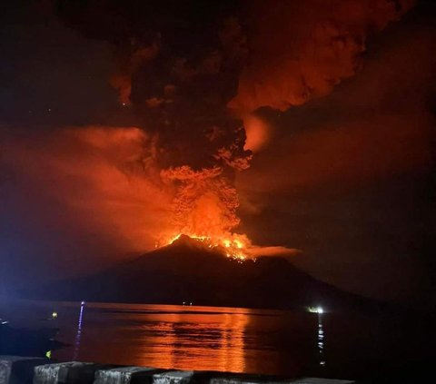 Gunung Ruang Kembali Erupsi Malam Ini, Muntahkan Abu Vulkanik Setinggi Tiga Kilometer