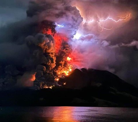 564 Gempa Dangkal Terjadi Usai Gunung Ruang Erupsi, Terdengar Gemuruh dan Kilatan Petir Vulkanik