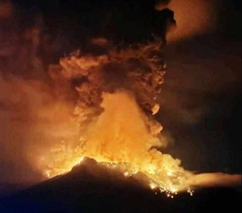 Pusat Vulkanologi dan Mitigasi Bencana Geologi (PVMBG) mengeluarkan peringatan tsunami setelah serangkai erupsi eksplosif yang disertai awan panas terjadi di Gunung Ruang di Kabupaten Sitaro, Sulawesi Utara.