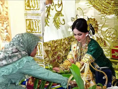 Pernikahan Semakin Dekat, Momen Putri Isnari saat Proses Pengusapan Daun Pacci ke Telapak Tangannya
