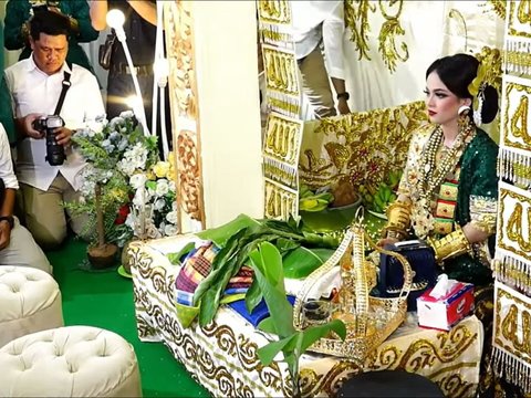 Pernikahan Semakin Dekat, Momen Putri Isnari saat Proses Pengusapan Daun Pacci ke Telapak Tangannya