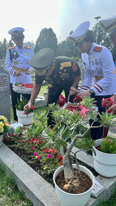 Potret Mayjen Totok Imam Ziarah ke Makam Mertua, Ternyata Sosok Mertuanya Bukan Orang Sembarangan