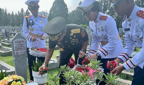 Menggunakan seragam dinasnya, Totok terlihat sempat melakukan prosesi tabur bunga di atas makam sang mertua.