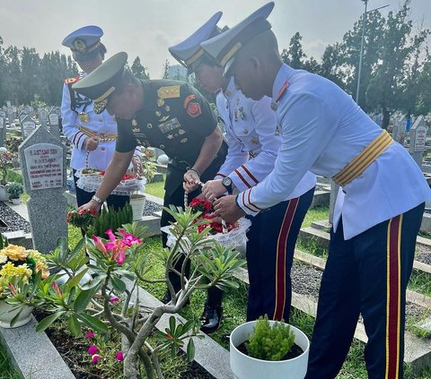 Potret Mayjen Totok Imam Ziarah ke Makam Mertua, Ternyata Sosok Mertuanya Bukan Orang Sembarangan