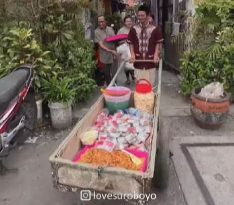 Keseruan Riyoyo Kupat Mini di Surabaya, Anak-anak Jual Aneka Makanan Minuman Bisa Dibeli Tanpa Uang