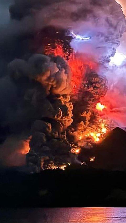 Letusan dahsyat Gunung Ruang ini terjadi setelah 22 tahun lamanya gunung tersebut tertidur. Foto: AFP/Handout/PVMBG