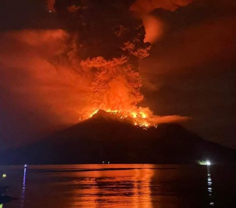 FOTO: Penampakan Dahsyatnya Letusan Gunung Ruang Sulawesi Utara Diwarnai Sambaran Petir Vulkanik