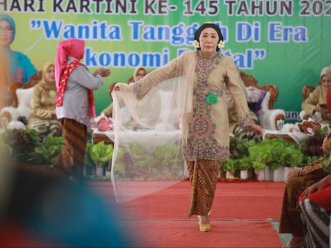 Tak Pernah Jadi Model, Lansia 70 Tahun Asal Madiun Ungkap Perasaannya Pertama kali Jalan di Karpet Merah Lomba Peragaan Busana