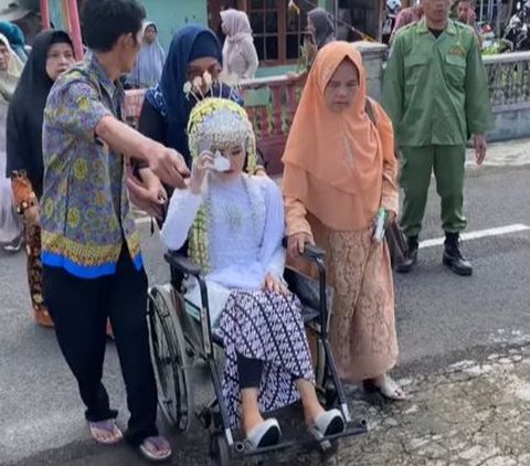 Viral Momen Pengantin Wanita Tetap Jalani Pernikahan Meski Tengah Sakit, Aksinya Bikin Haru Warganet