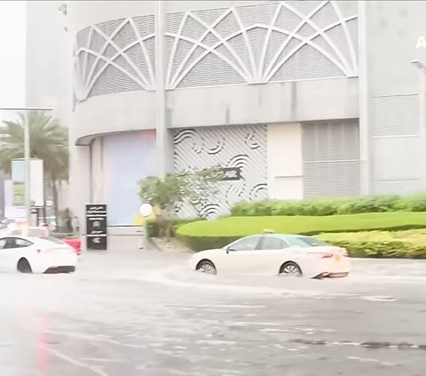 8 Potret Atta Halilintar Bagikan Kondisi di Dubai yang Dilanda Banjir Parah, Mobil-mobil Mahal Seperti Lamborghini Hingga Bentley Terendam