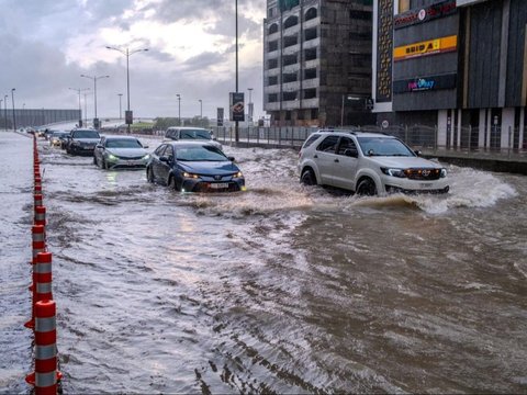 Banjir di Dubai, Miliarder Ini Rela Berdesakan Naik Kereta Saat Berangkat ke Kantor, Komentarnya Bikin Terenyuh
