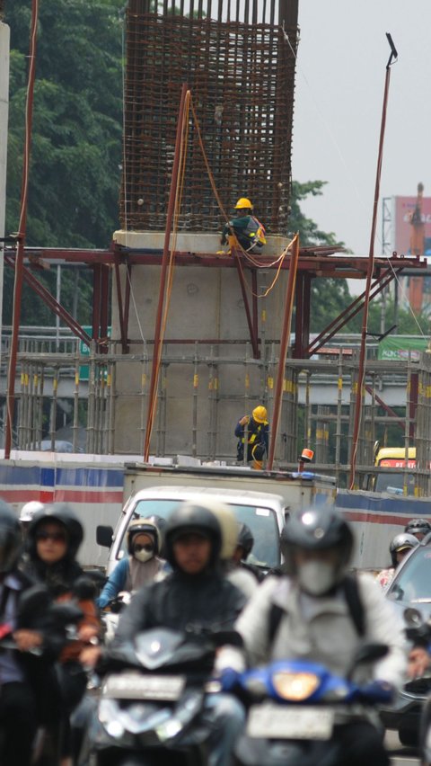 FOTO: Memantau Pembangunan Tiang-Tiang Penyangga Jalur LRT Jakarta Velodrome-Manggarai