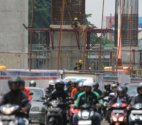 Aktivitas pekerja saat membangun tiang penyangga pada proyek LRT Jakarta Fase 1B rute Velodrome-Manggarai di Rawamangun, Jakarta, Selasa (17/4/2024). PT Jakarta Propertindo (Jakpro) menyatakan, pembangunan LRT Jakarta Fase 1B, yang menghubungkan Velodrome dengan Manggarai, melebihi target. Merdeka.com/Imam Buhori