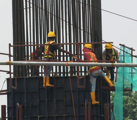 FOTO: Memantau Pembangunan Tiang-Tiang Penyangga Jalur LRT Jakarta Velodrome-Manggarai