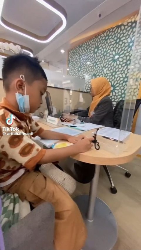 <b>Bukan untuk Beli HP, Anak Ini Pilih Simpan Uang THR untuk Daftar Tabungan Haji</b><br>