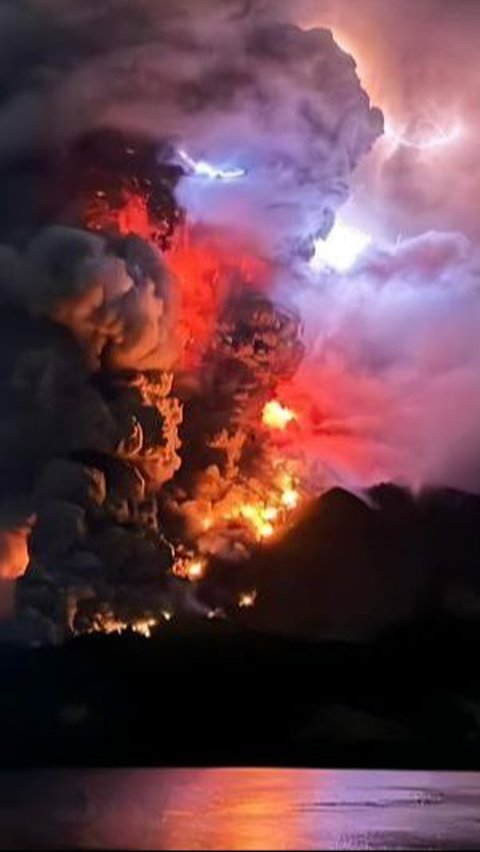 Moments of Mount Ruang Eruption, Thundering Lahar and Lightning