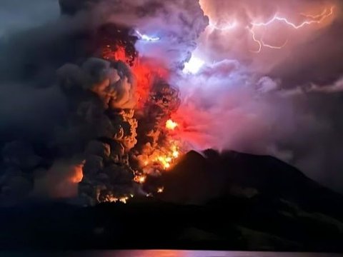 Moments of Mount Ruang Eruption, Thunderous Lahar and Lightning