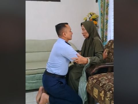 Sujud di kaki sang Ibu, Perwira TNI AU Ini Jadi Sorotan Naik Pangkat Menjadi Kolonel 'Untuk Almarhum Bapak Semoga Engkau Bangga'