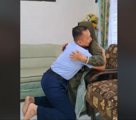 Sujud di kaki sang Ibu, Perwira TNI AU Ini Jadi Sorotan Naik Pangkat Menjadi Kolonel 'Untuk Almarhum Bapak Semoga Engkau Bangga'