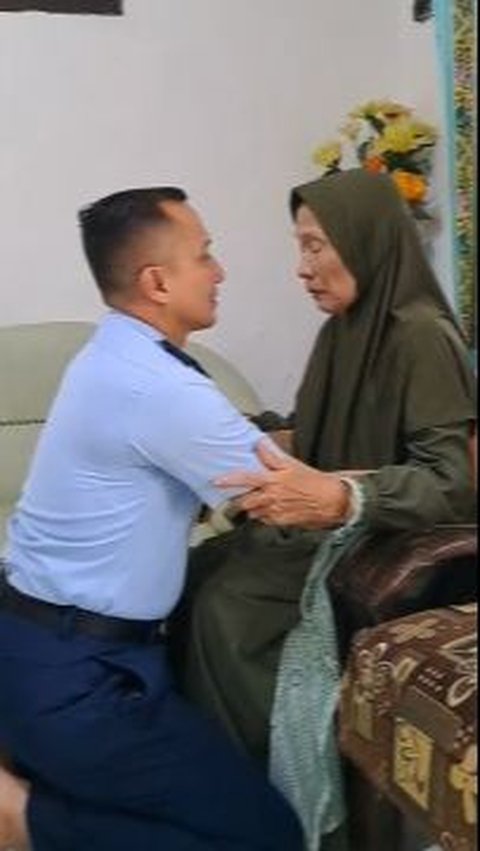 Sujud di kaki sang Ibu, Perwira TNI AU Ini Jadi Sorotan Naik Pangkat Menjadi Kolonel 'Untuk Almarhum Bapak Semoga Engkau Bangga'