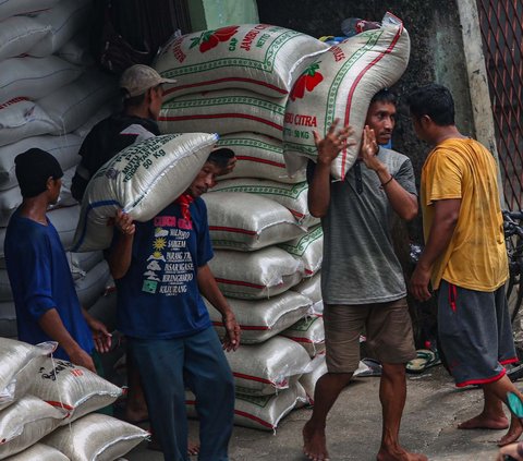 Aktivitas pekerja saat mengangkat karung berisi beras yang akan dijual di Pasar Kebayoran Lama, Jakarta, Rabu (17/4/2024). Setelah libur Lebaran 2024, harga belas di pasaran belum stabil sampai saat ini. Liputan6.com/Angga Yuniar