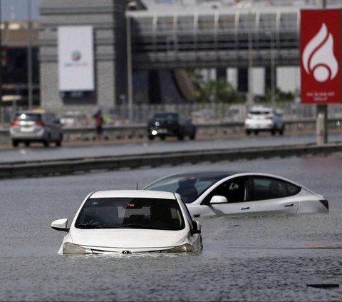 Sejumlah ruas jalan di Dubai, Uni Emirat Arab (UEA), lumpuh terendam banjir, pada Selasa (16/4/2024). Banjir parah yang jarang sekali merendam Dubai itu terjadi setelah hujan paling ekstrem dalam 75 tahun terakhir mengguyur UEA. REUTERS