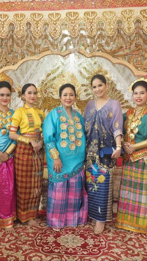 Dalam momen tersebut Annisa Pohan bersama anggota lainnya memakai pakaian adat Sulawesi Selatan