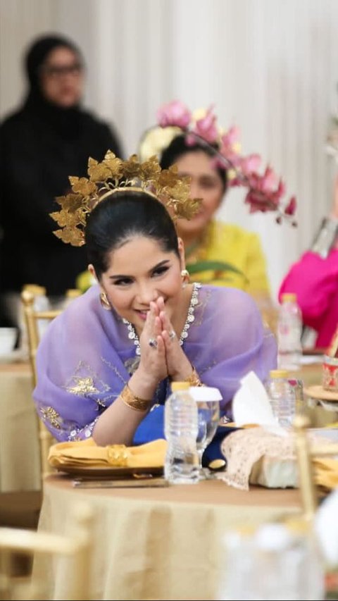 Annisa Pohan tampil cantik dengan baju Bodo dan tenun sengkang bermotif lagosi khas Sulawesi Selatan