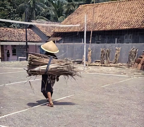 The Shabby Appearance of the Coconut Leaf Picker Grandma Capping in West Java is Deceptive, Turns Out the 'Village Sultan' Has a Palace-like House