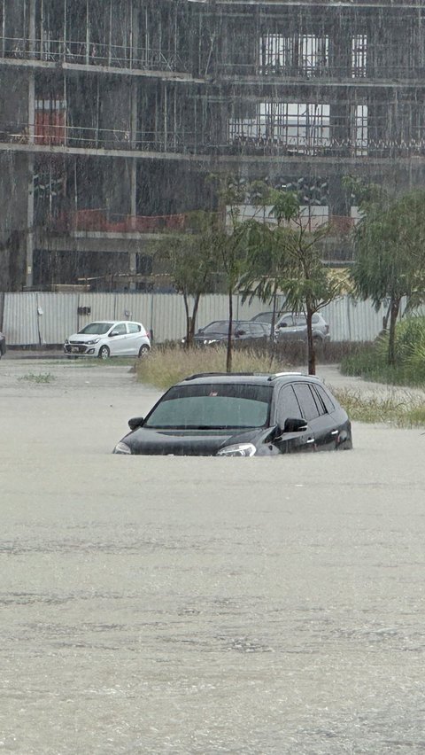 Banjir langka ini menyebabkan sejumlah ruas jalan tergenang. Selain itu, mobil-mobil warga terendam banjir. REUTERS