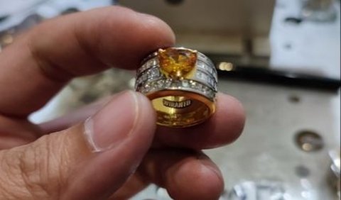 Dalam foto, dibagikan pula potret cincin hasil custom sang jenderal.<br>