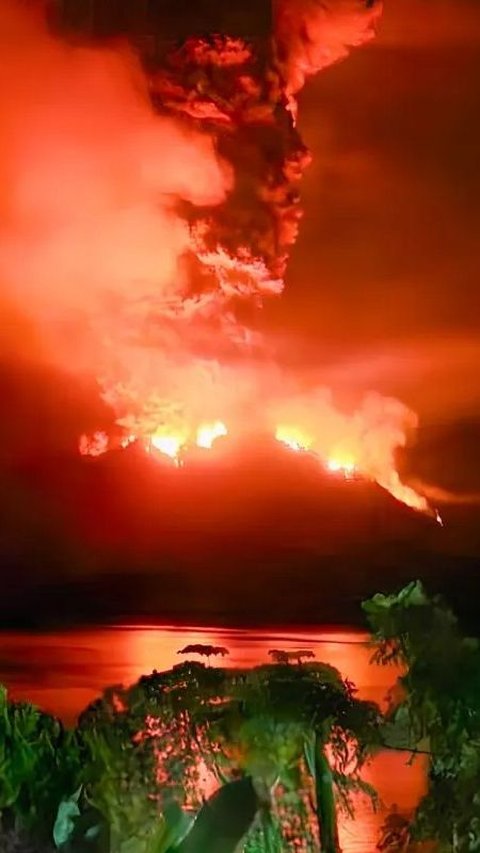 Gunung Ruang Erupsi, Tim SAR Susuri Pesisir Kepulauan Sitaro untuk Evakuasi Warga yang Tertinggal<br>