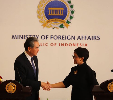 Menteri Luar Negeri (Menlu) RI Retno Marsudi bersalaman dengan Menlu China Wang Yi saat bertemu di Kantor Kementerian Luar Negeri (Kemenlu) RI, Jakarta, Kamis (18/4/2024). Menlu Retno mengungkapkan, Indonesia dan China memiliki pandangan dan komitmen yang sama terkait deeskalasi konflik di kawasan Timur Tengah, termasuk penyelesaian konflik Israel-Palestina. Merdeka.com/Imam Buhori