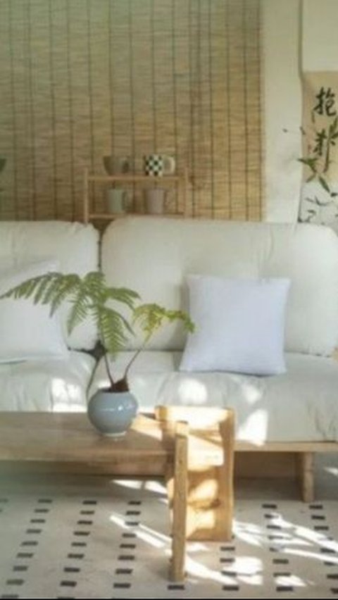 Ia pun menambahkan sebuah sofa putih yang empuk untuk menambah kesan estetik ruang tamu.