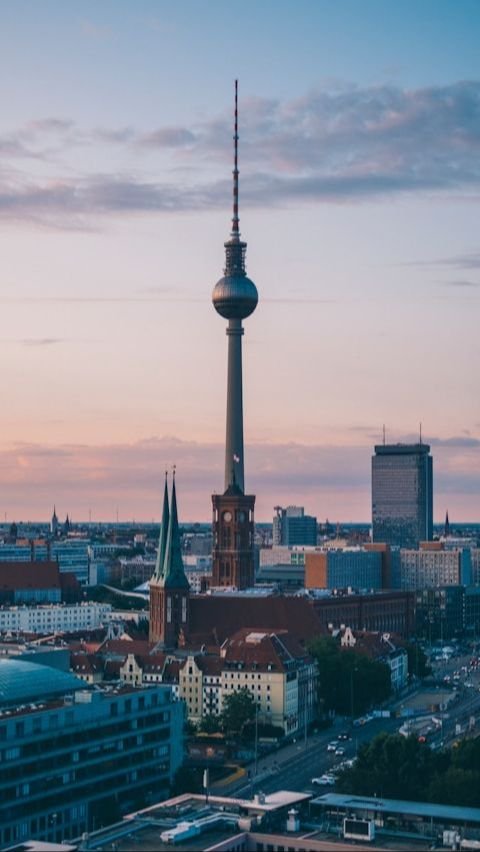 Kota pertama yang berada di urutan paling atas adalah Berlin, Jerman. <br>