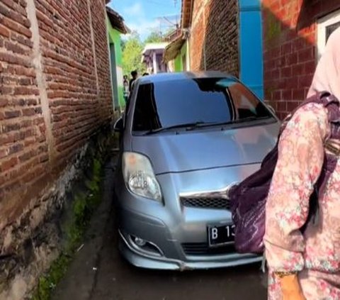 Diduga Ingin Hindari Macet dengan Ikuti Google Maps, Mobil Ini Malah Terjepit di Gang Rumah Warga