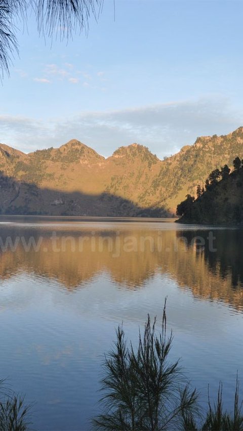 <b>7. Taman Nasional Gunung Rinjani</b>