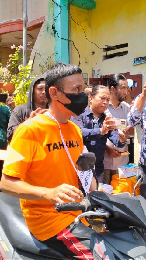 Ini Tampang Suami di Makassar Bunuh Lalu Cor Jasad Istri Selama 6 Tahun, Santai Saat Jalani Rekonstruksi